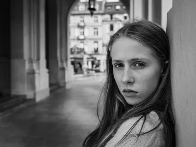 Web20250608171958 Black and white street portait of model @emmifrans in Frankfurt